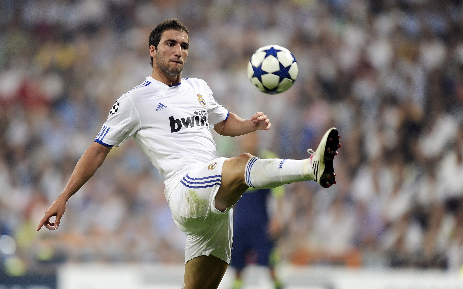 “武汉马拉松赛道，冠军争夺战一触即发”