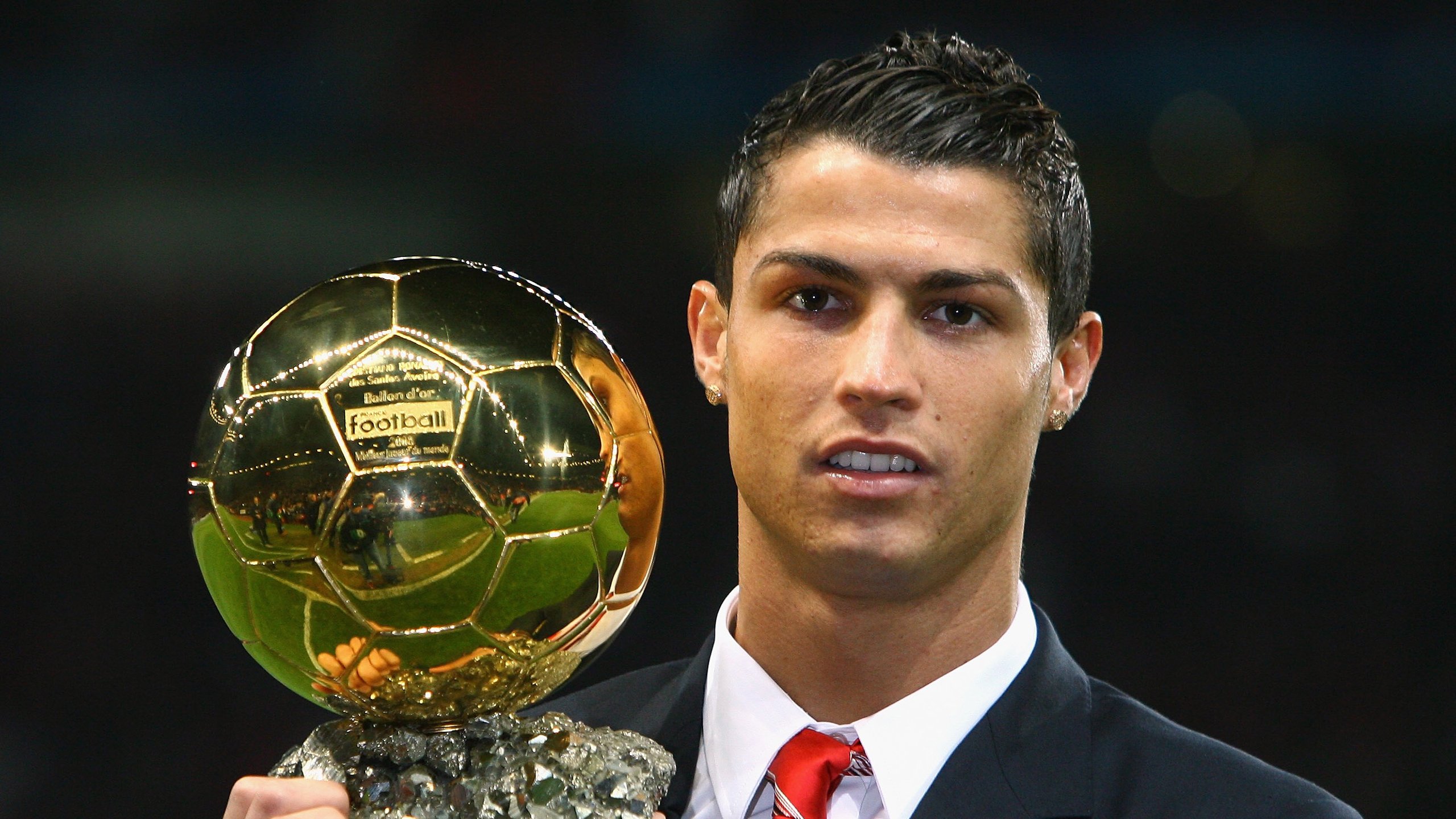 足球场边设立战术评述观摩区试点运行,足球场地设施