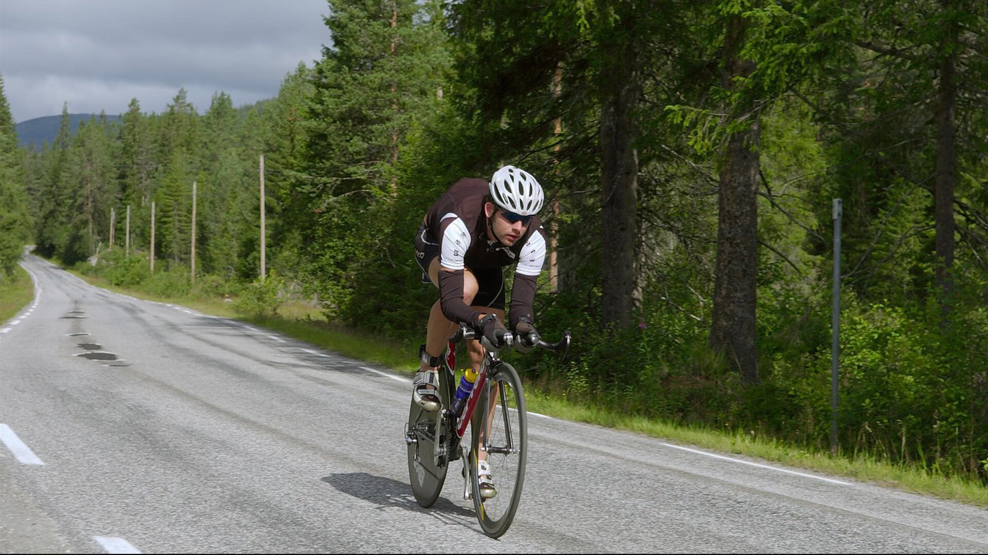 “亚戈·卡尔曼的精湛传球与强悍进攻,助阿根廷美洲狮队稳步提升”