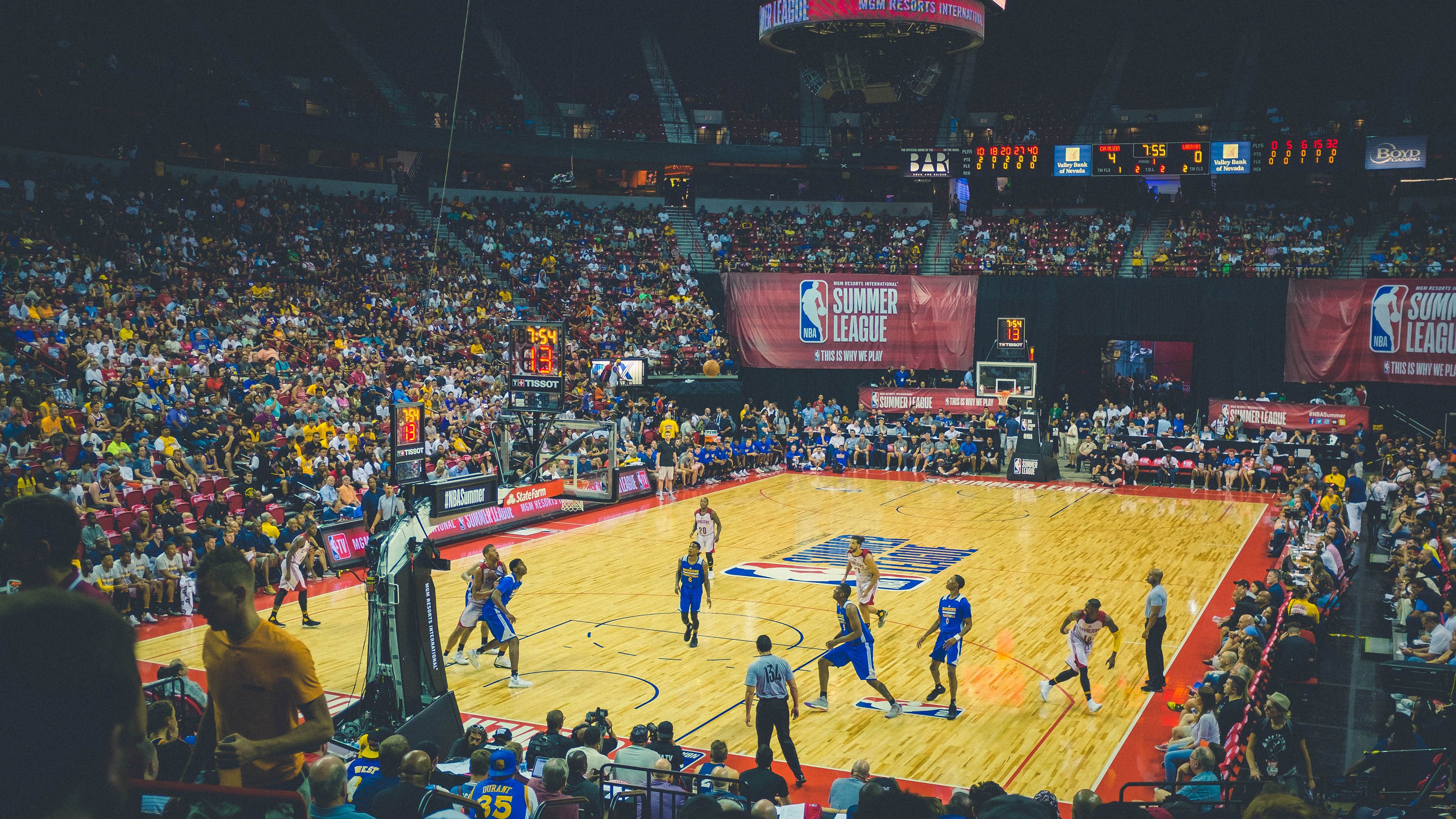 国家队在赛后举行公开训练以回馈球迷,国家队参加联赛